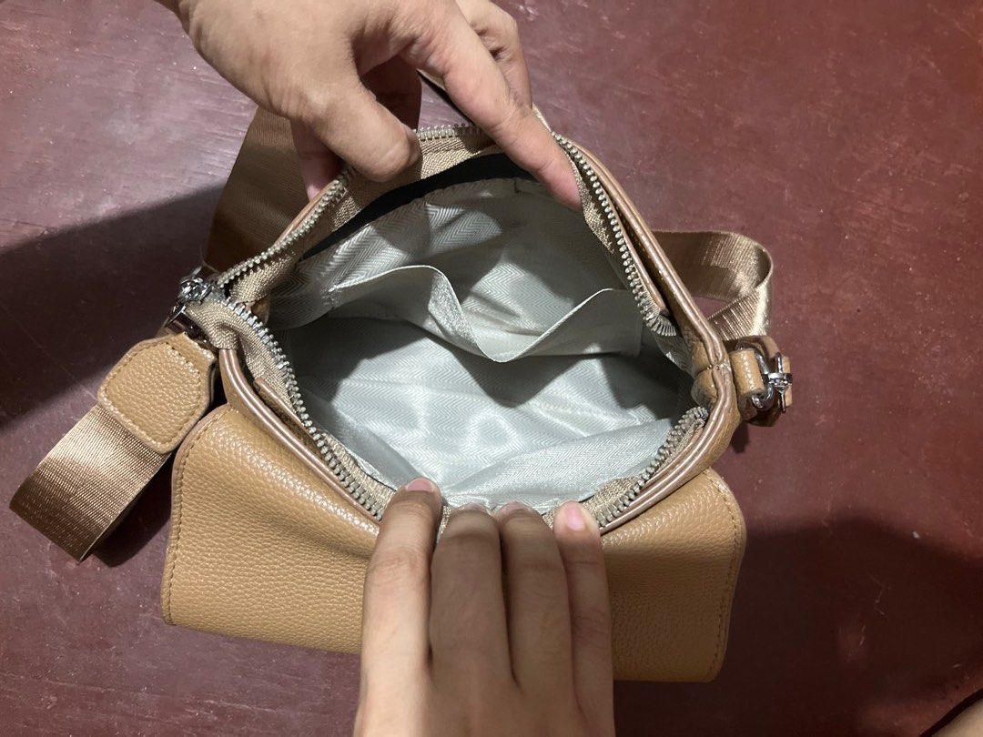 Zara Sling Bag/Body Bag (Category: Cross-body Bags) located in Manila. Submitted by avyshelf (Listing ID 1470668884, Image 3). Description: Zara Mini Sling Bag/Body Bag For Women & Men 📍Sampaloc, Manila Payment via: gcash and paymaya MOD: jnt or lalamove Kindly message me to inquire! ☺️.