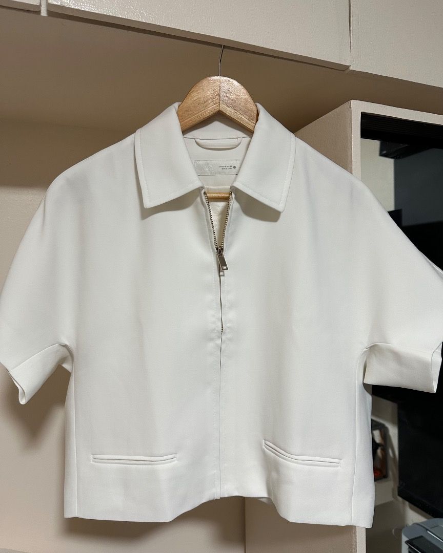 Zara White Zip-Up Short Sleeve Jacket (Category: Coats, Jackets and Outerwear) located in Caloocan City. Submitted by roanneklarisse (Listing ID 1470740775, Image 1). Description: PRELOVED - Brand: Zara - Color: White - Size: Small - Location: Calamba.