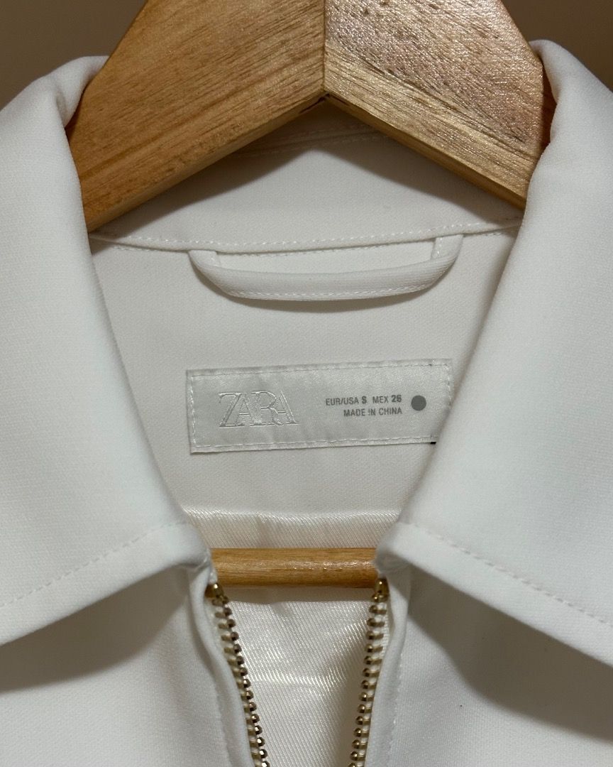 Zara White Zip-Up Short Sleeve Jacket (Category: Coats, Jackets and Outerwear) located in Caloocan City. Submitted by roanneklarisse (Listing ID 1470740775, Image 2). Description: PRELOVED - Brand: Zara - Color: White - Size: Small - Location: Calamba.