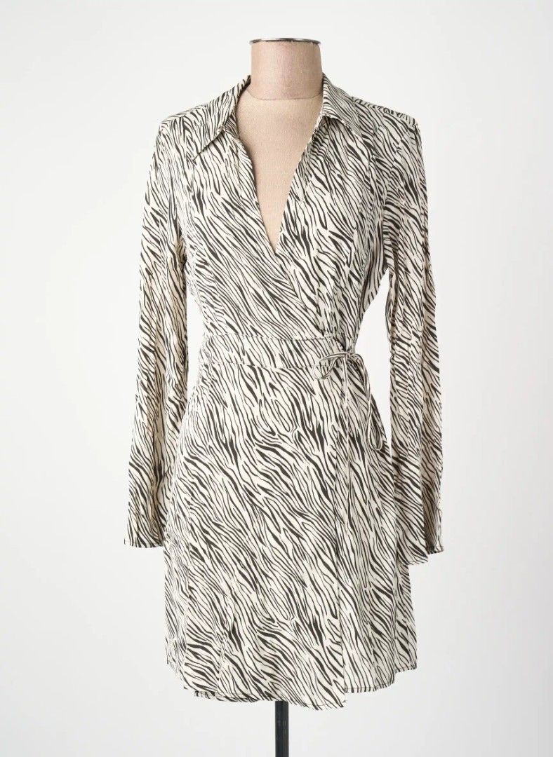 Mango Zebra Print Wrap black and white Mini (Category: Dresses) located in Marikina City. Submitted by dclicious2.0 (Listing ID 1470624384, Image 3). Description: item is a Mango Zebra Print Wrap Shirt Dress, featuring a classic black and off-white animal print pattern.Mango shirt dresses typically range from ₱2,695.00 to ₱3,995.00 Key Features • Design: Lightweight, fluid wrap-style dress with an adjustable self-tie belt at the waist to customiz