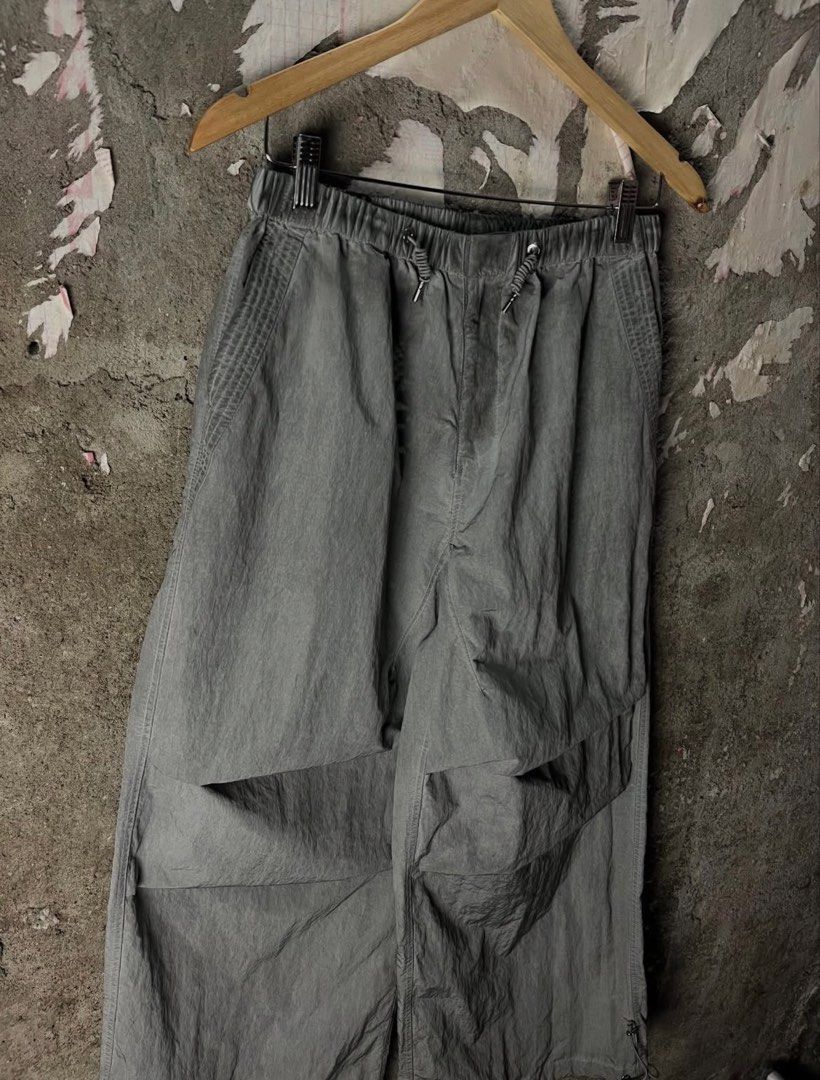 Zhuo Guyi Wide Parachute Pants (Category: Joggers) located in Cavite. Submitted by kulotjunks (Listing ID 1470569657, Image 2). Description: Zhuo Guyi Wide Parachute Pants Size: Medium Waist: 26-40 Length: 40 Thigh: 14 Hem: 13 Excellent Condition 🏷️ Price: ₱800.