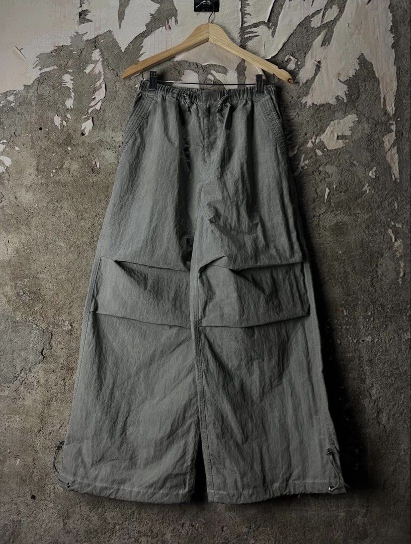 Zhuo Guyi Wide Parachute Pants (Category: Joggers) located in Cavite. Submitted by kulotjunks (Listing ID 1470569657, Image 1). Description: Zhuo Guyi Wide Parachute Pants Size: Medium Waist: 26-40 Length: 40 Thigh: 14 Hem: 13 Excellent Condition 🏷️ Price: ₱800.