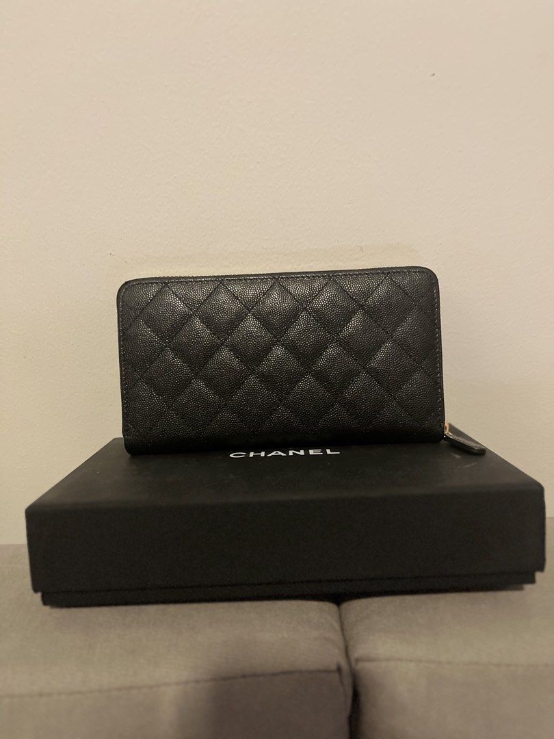 Zippy Leather Wallet in Black (Category: Wallets & Card holders) located in Mandaluyong City. Submitted by bagsetalbyjas_09 (Listing ID 1470601844, Image 2). Description: .