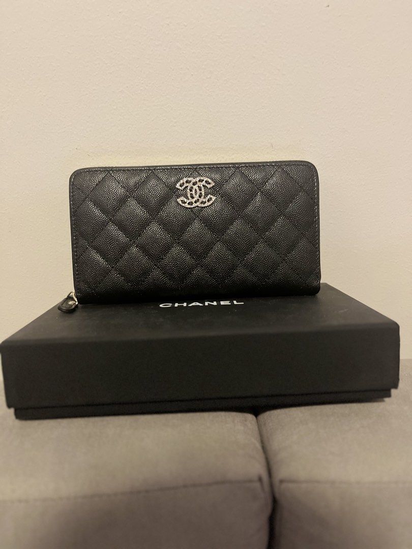 Zippy Leather Wallet in Black (Category: Wallets & Card holders) located in Mandaluyong City. Submitted by bagsetalbyjas_09 (Listing ID 1470601844, Image 1). Description: .