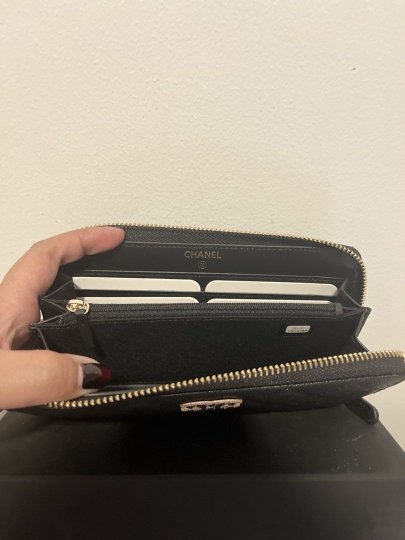 Zippy Leather Wallet in Black (Category: Wallets & Card holders) located in Mandaluyong City. Submitted by bagsetalbyjas_09 (Listing ID 1470601844, Image 3). Description: .