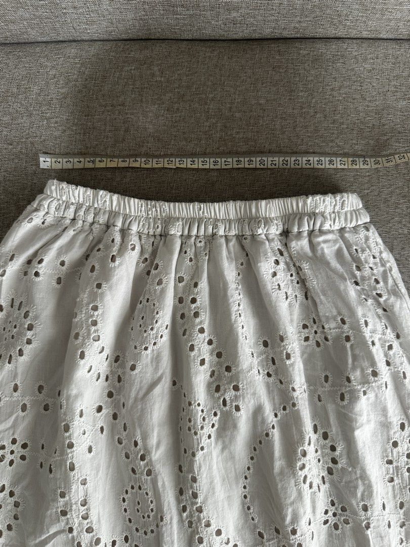 0005 GU White Long Skirt (Category: Skirts) located in Cebu City. Submitted by condodeclutterph (Listing ID 1470772178, Image 3). Description: .
