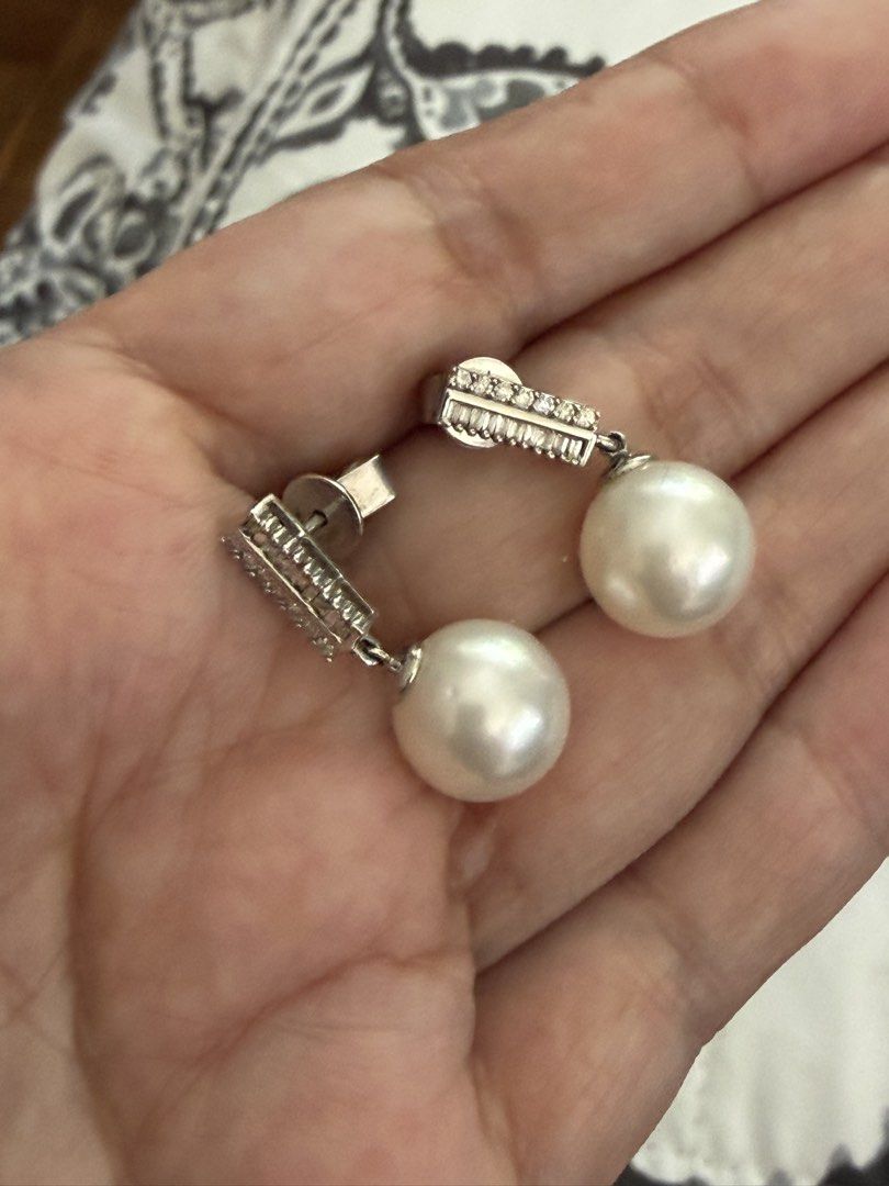 10mm ssp dangling 18k w dia (Category: Earrings) located in Cebu City. Submitted by the_closet_raider (Listing ID 1470794214, Image 2). Description: .