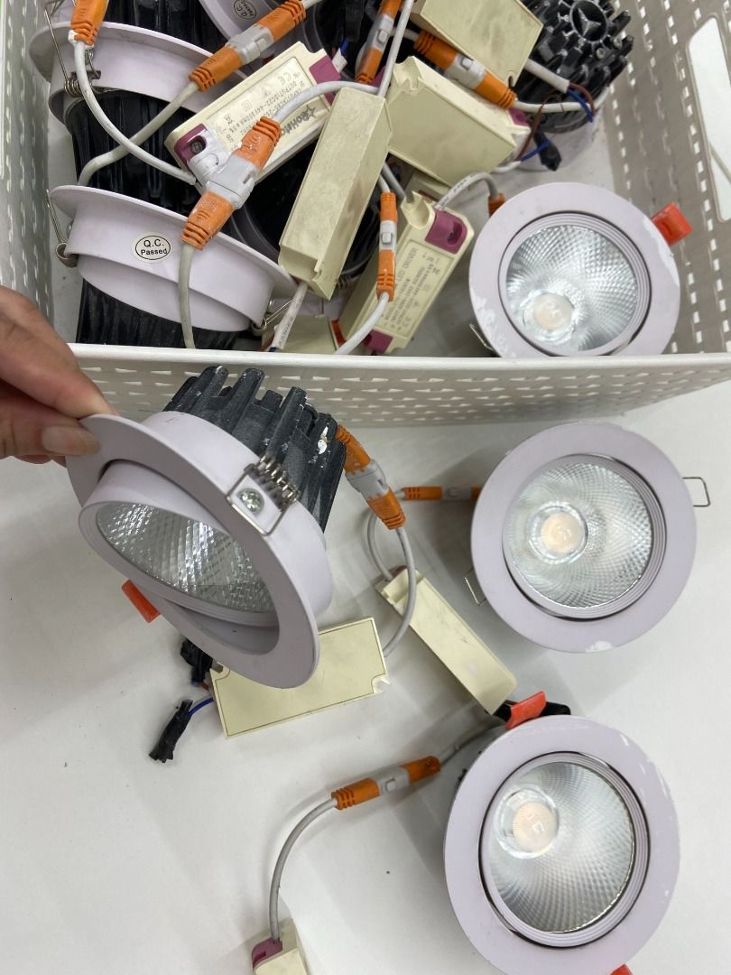 11 pcs Warm White Ceiling Light (Category: Lighting) located in Pasig City. Submitted by livedragon.c18f59 (Listing ID 1470806641, Image 2). Description: 10W / 3000K / 21E Warm White Adjustable angle 11 pcs take all for Php1,800 RFS: Nagpalit na ng ilaw dahil nagrenovate ng office Issue: May kaunting white na pintura yung iba. Nagfiflicker yung isang bulb. Location: C. Raymundo Pasig City Pick up only!.