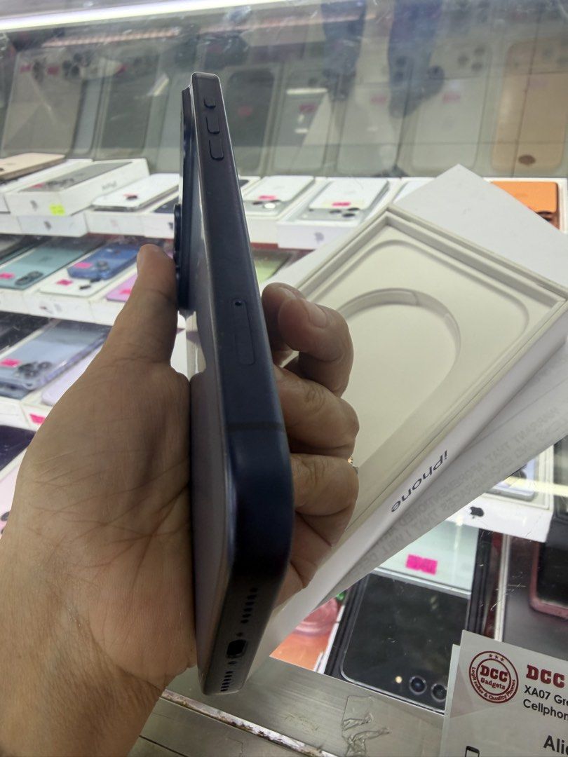 17promax 256gb 98 batt (Category: iPhone 17 Series) located in Marikina City. Submitted by alicedelarosa (Listing ID 1470751309, Image 2). Description: iphone 17promax 256gb my mga maliliit lang nah scratch sa baba pero d. halata..dm me09177738887.