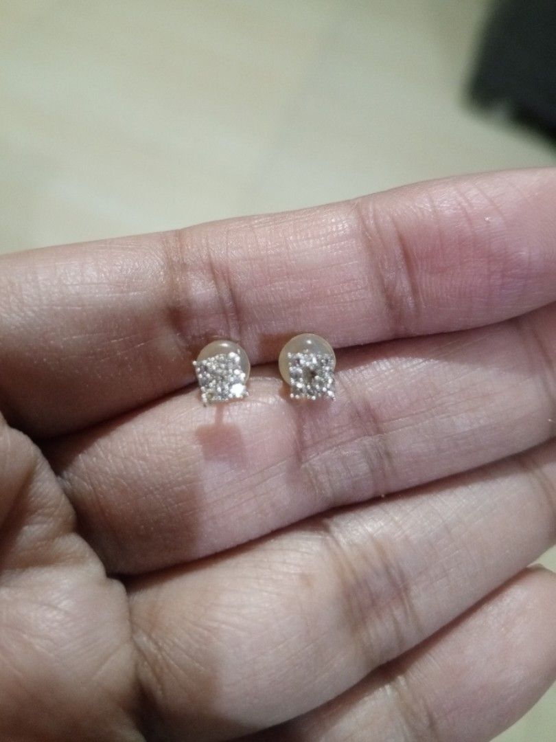 18k natutal diamond 0.20 (Category: Earrings) located in Quezon City. Submitted by BEvs_closet (Listing ID 1470861065, Image 2). Description: .