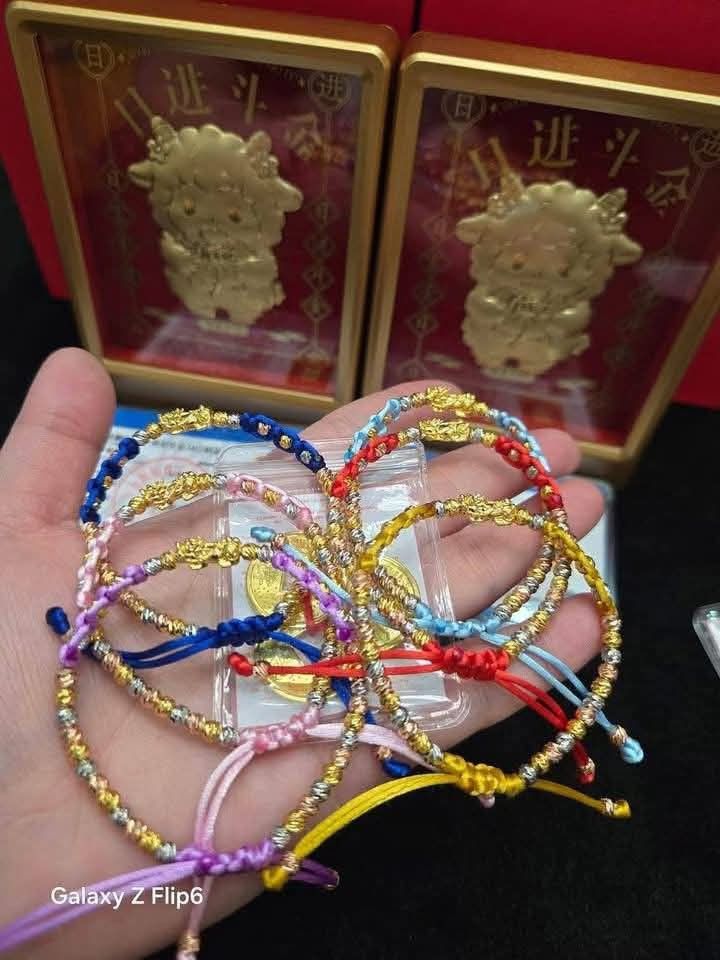 18k Piyao bracelet (Category: Bracelets) located in Manila. Submitted by bhelgoldseller2ndaccount (Listing ID 1470880419, Image 2). Description: Lucky Charms bracelet 1400 pesos only Perfect for gift and souvenir.