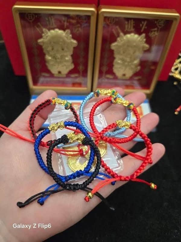 18k Piyao bracelet (Category: Bracelets) located in Manila. Submitted by bhelgoldseller2ndaccount (Listing ID 1470880568, Image 1). Description: Lucky Charms bracelet 1400 pesos only Perfect for gift and souvenir.