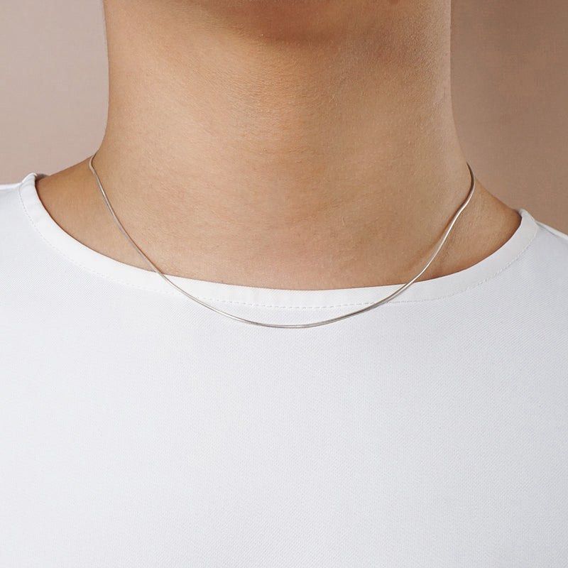18K White Gold Fine Snake Chain Necklace (Category: Necklaces) located in Manila. Submitted by _bellepepper (Listing ID 1470795576, Image 1). Description: 18Karat White Gold With stamp - AU750 2.44 grams 16inches 0.6mm width Available also in 18K Rose Gold Delivery only PM for more photos :)).