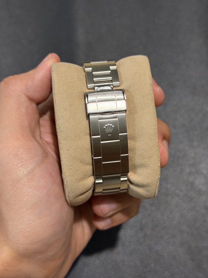 1999 Rolex Submariner “Swiss Only” Dial (Category: Men's Watches) located in Quezon City. Submitted by jzcars13 (Listing ID 1470799625, Image 2). Description: 1999 Rolex Submariner “SWISS Only” Date A classic Rolex Submariner featuring the iconic black dial and bezel, with the collectible transitional “SWISS ONLY” dial. 40mm Ref. 16610 MINT Condition! w/ Authentication Receipt from 1TIMEPIECE w/ 1 Year Warranty from 1TIMEPIECE w/ Watch Pod P588,0