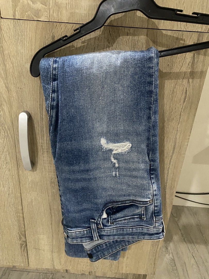2PCS Uniqlo Blue Jeans (Category: Jeans) located in Manila. Submitted by primomirp (Listing ID 1470835158, Image 2). Description: - Brand: Uniqlo - Color: Medium blue wash - Size: 33 (84cm waist) - Material: 90% cotton, 8% polyester, 2% spandex (with comfortable stretch) - Design: Distressed ripped detail on front right knee - Features: Classic five-pocket styling with belt loops - Origin: Made in China.