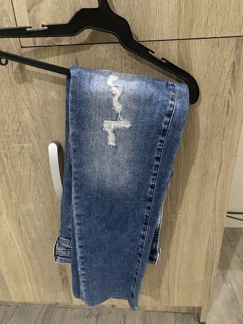 2PCS Uniqlo Blue Jeans (Category: Jeans) located in Manila. Submitted by primomirp (Listing ID 1470835158, Image 1). Description: - Brand: Uniqlo - Color: Medium blue wash - Size: 33 (84cm waist) - Material: 90% cotton, 8% polyester, 2% spandex (with comfortable stretch) - Design: Distressed ripped detail on front right knee - Features: Classic five-pocket styling with belt loops - Origin: Made in China.