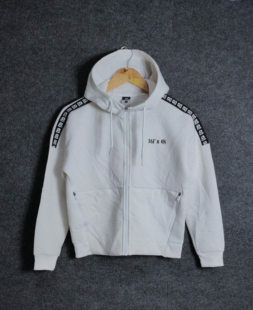 361° Active wear Jacket (Category: Coats, Jackets and Outerwear) located in Bolinao. Submitted by tokiya. (Listing ID 1470784284, Image 1). Description: 361° Active wear Jacket Pang Running/Gym Size Small-Medium 19x22 Ganda ng tela, comfy. Excellent Condition.