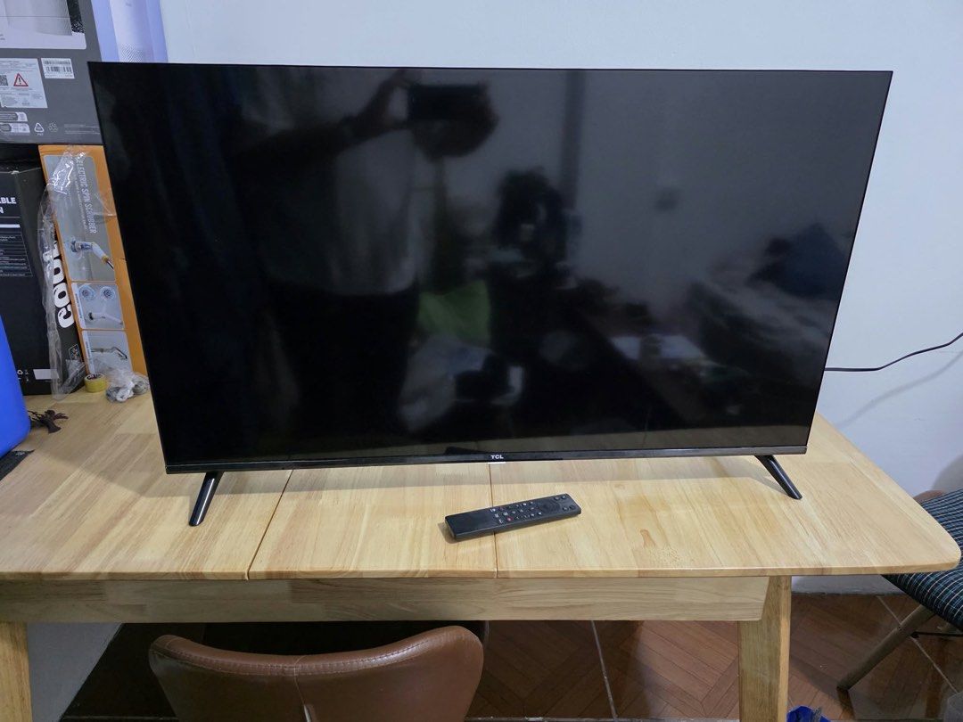 40” TV (Category: TV) located in Quezon City. Submitted by mavcastane20554 (Listing ID 1470811409, Image 1). Description: 2025 model no. 40V5C Smart, HDMI .