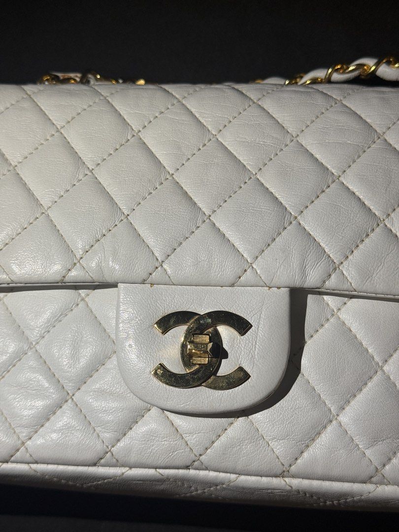 💯 Chanel Vintage Small DF (Category: Luxury Bags & Wallets) located in Cebu City. Submitted by btktas (Listing ID 1470841890, Image 3). Description: RARE VINTAGE CHANEL SMALL DOUBLE FLAP | JUJIN PLAXA JAPAN | 1980s | WHITE LAMBSKIN A beautiful vintage Chanel Small Classic Double Flap from the early 1980s, associated with Jujin Plaxa, a historic Japanese luxury retailer. An elegant and timeless collector’s piece featuring classic diamond-quilted 