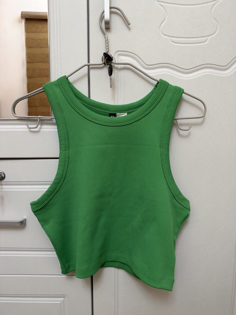 🏷️ H&M green crop top (Category: Sleeveless) located in Pasay City. Submitted by erickaolalu (Listing ID 1470775263, Image 1). Description: • bought from H&M PH • used once • size M on tag .