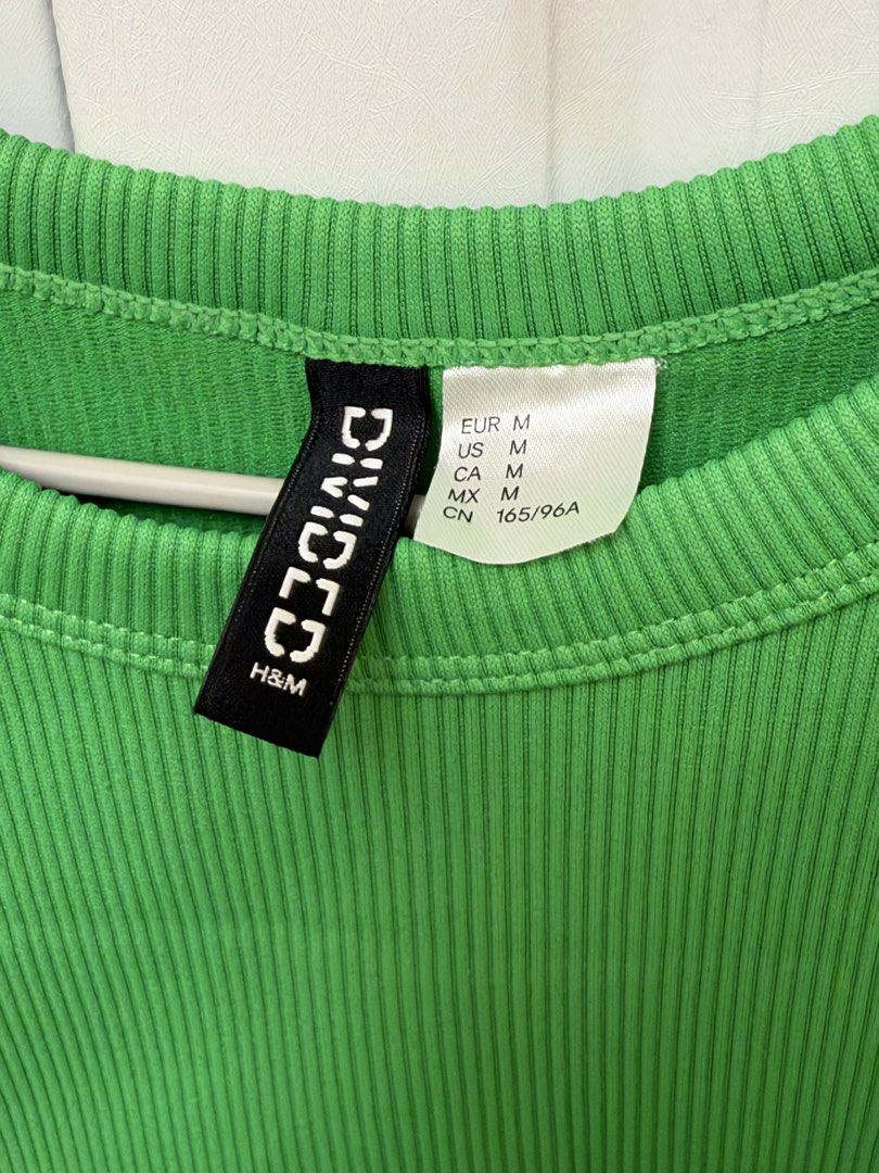 🏷️ H&M green crop top (Category: Sleeveless) located in Pasay City. Submitted by erickaolalu (Listing ID 1470775263, Image 2). Description: • bought from H&M PH • used once • size M on tag .