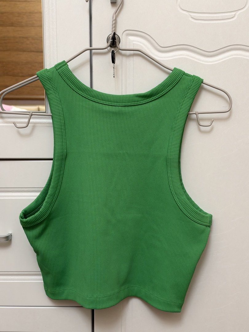 🏷️ H&M green crop top (Category: Sleeveless) located in Pasay City. Submitted by erickaolalu (Listing ID 1470775263, Image 3). Description: • bought from H&M PH • used once • size M on tag .