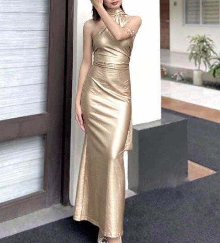 🍸 METALLIC GOLD MAXI DRESS (Category: Evening dresses & gowns) located in Manila. Submitted by alionyyy (Listing ID 1470786594, Image 2). Description: 🪩 fits xs-s, sinukat lang and never used (pic from online were only used for reference) 📍 UST, MANILA RFS: ‘di bumagay sa theme ng kasal - Color/Finish: Metallic gold smooth, shiny fabric - Designi: Halter neckline with high collar, open back, and flowing back sash - Fit: Body-hugging silhouette