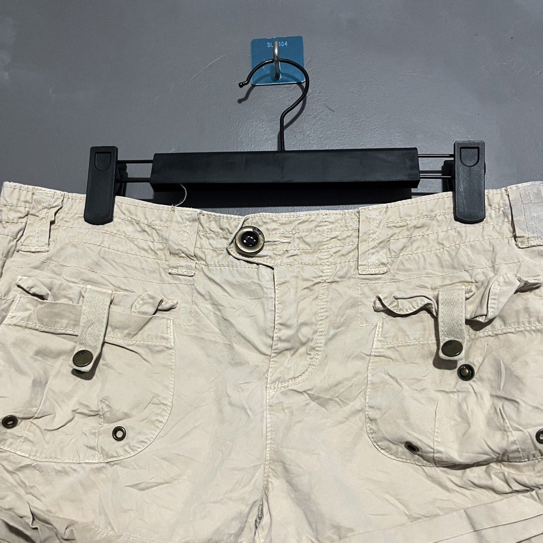 A. Eagle tan cargo shorts (Category: Shorts) located in Calauan. Submitted by randomthrift.womens (Listing ID 1470807988, Image 2). Description: Size 30.