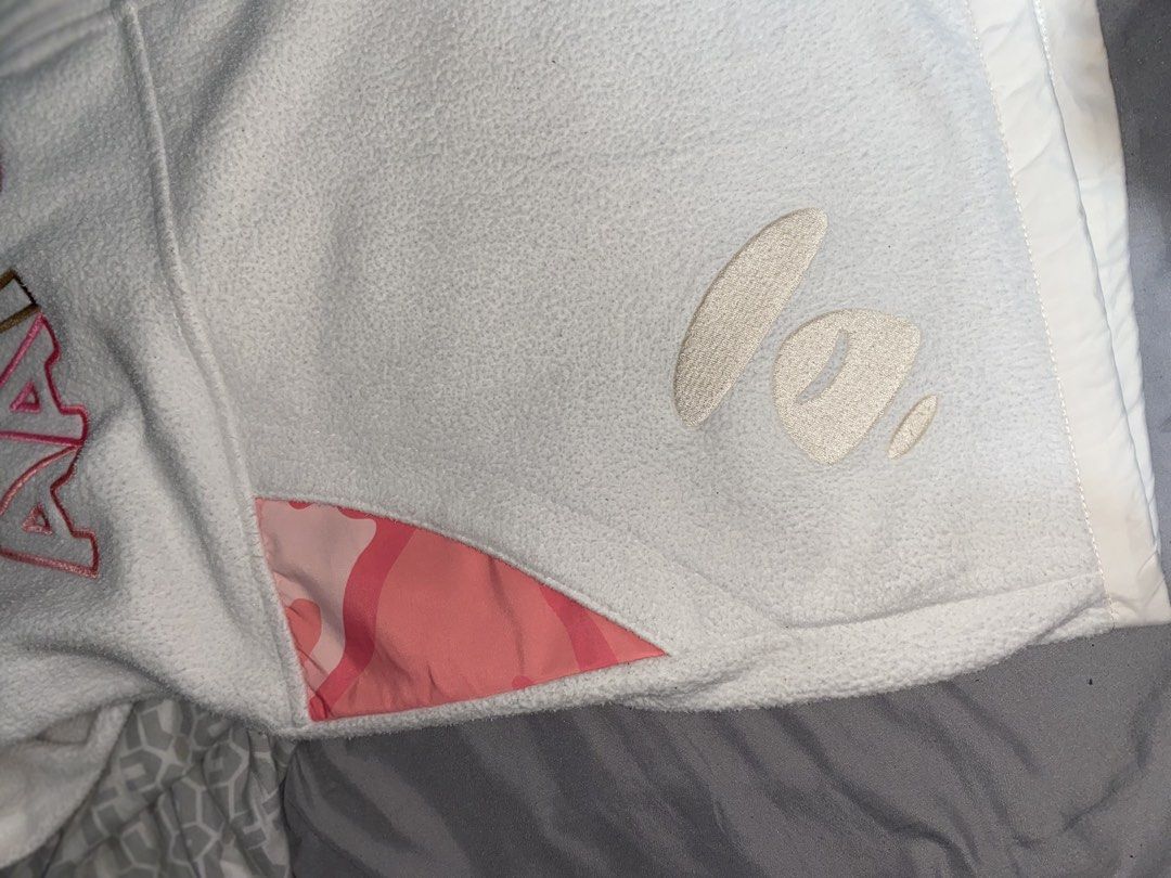 AAPE MOONFACE LONGSLEEVE (Category: Hoodies) located in Caloocan City. Submitted by walkthrift.manila.co (Listing ID 1470745260, Image 2). Description: Authentic Large: fittings Dimes:22x27.5 No issue 10/10 colorate.