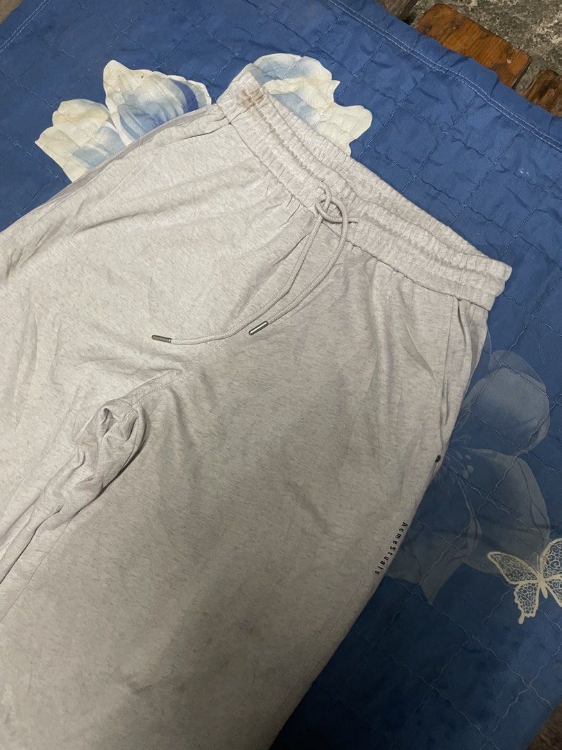 Acmestuals Grey Drawstring Sweatpants (Category: Joggers) located in Manila. Submitted by chawmichael (Listing ID 1470850006, Image 2). Description: - Brand: Acmestuals - Color: Light Grey - Material/Style: Casual streetwear sweatpants - Waistband: Elastic with metal-tipped drawstrings - Pockets: Convenient side pockets - Details: Small brand text printed near the left pocket - Fit: Comfortable for lounging or running errands.