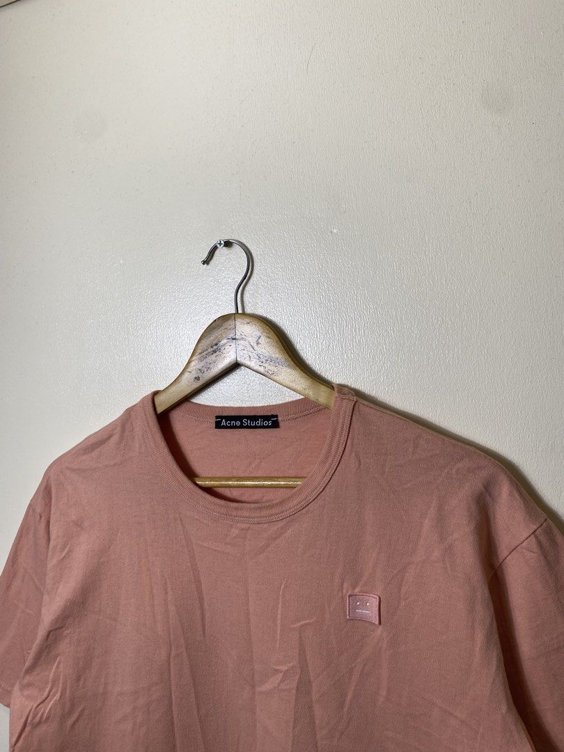 Acne Studios Fello Face Face-Patch T-Shirt Pink Medium (Category: Tshirts & Polo Shirts ) located in Manila. Submitted by carbertjakosalem (Listing ID 1470921280, Image 2). Description: - Brand: Acne Studios - Item: Face-Patch Tee - Color: Pink - Size: M - Material: 100% Cotton (Made in Portugal) - Fit: Regular fit, soft fabric - Design: Classic crew neck with signature minimalist face logo on chest - Condition: Clean inside tags and neck label.