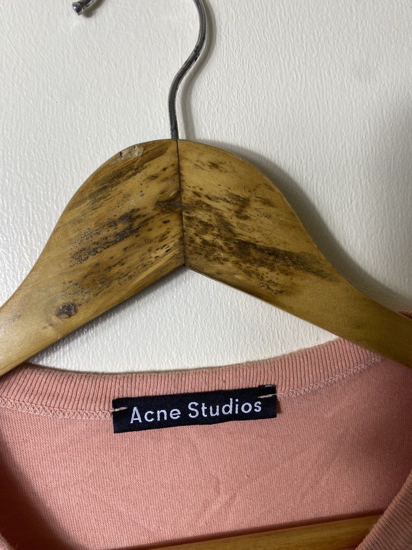 Acne Studios Fello Face Face-Patch T-Shirt Pink Medium (Category: Tshirts & Polo Shirts ) located in Manila. Submitted by carbertjakosalem (Listing ID 1470921280, Image 3). Description: - Brand: Acne Studios - Item: Face-Patch Tee - Color: Pink - Size: M - Material: 100% Cotton (Made in Portugal) - Fit: Regular fit, soft fabric - Design: Classic crew neck with signature minimalist face logo on chest - Condition: Clean inside tags and neck label.