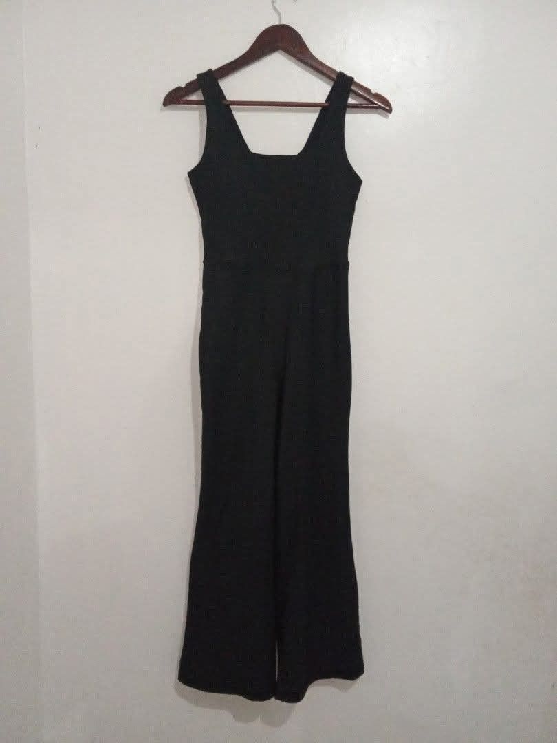 Activewear wide leg jumpsuit (Category: Jumpsuits) located in Cavite. Submitted by p8673 (Listing ID 1470752127, Image 1). Description: - Color: Black - Style: Sleeveless wide-leg jumpsuit with scoop neckline - Material: Stretchy ribbed knit (fitted torso, flared bottom) - Versatility: Easy to dress up or down - Condition: Clean and ready to wear.