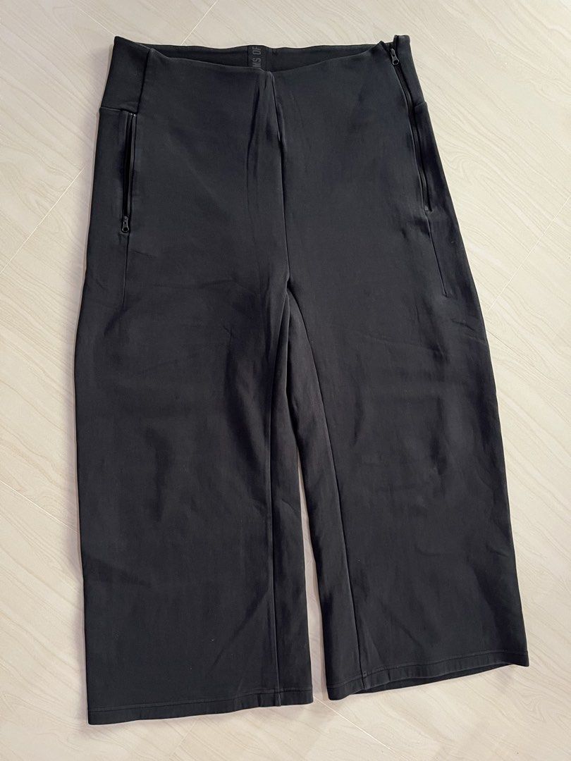 Adi Das (Category: Other Bottoms) located in Baguio. Submitted by kbox2600 (Listing ID 1470868676, Image 1). Description: Size XL Complete tags Ganda neto Soft ng tela Excellent condition Black na black in actual .