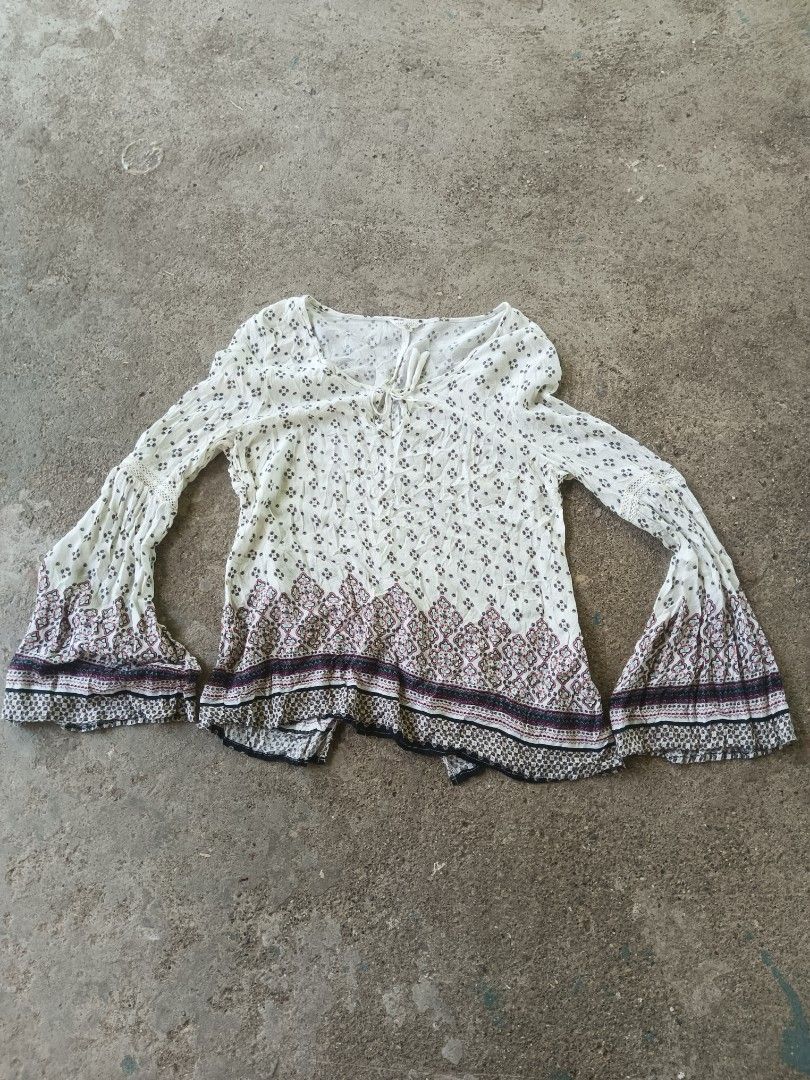 Aeropostale boho bell sleeve top white size S (Category: Longsleeves) located in Manila. Submitted by anjo1 (Listing ID 1470866844, Image 1). Description: - Brand: Aeropostale - Size: Small (fits true to size) - Color: White with patterned print on lower hem - Style: Bohemian blouse with dramatic flare sleeves and neckline ties - Material: Lightweight fabric, ideal for warm weather and casual outings - Condition: Excellent.