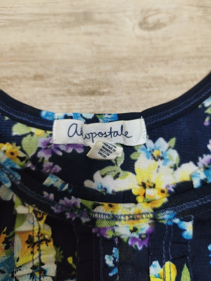 Aeropostale floral top (Category: Sleeveless) located in Siniloan. Submitted by talktotheroses (Listing ID 1470707558, Image 3). Description: no issue.