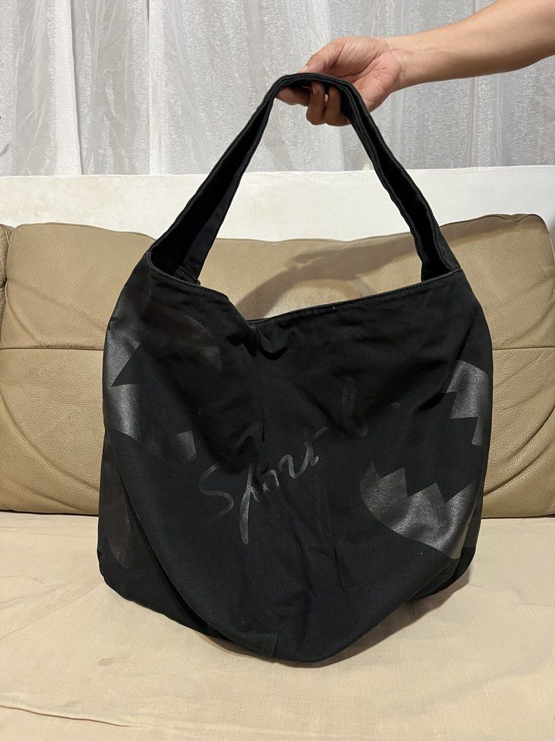 Agnes b. Black Canvas Tote Bag (Category: Tote Bags) located in Calamba. Submitted by jupreloved_ (Listing ID 1470791979, Image 2). Description: Authentic Sport b. by Agnes b. black canvas tote bag. Spacious, slouchy everyday shoulder bag made of 100% cotton with a clean interior zipper pocket. Brand: Agnes b. Size: Extra Large Shipping through J&T. Payment are strictly through GCASH only, no COD. Exact size and color may be different from the pi