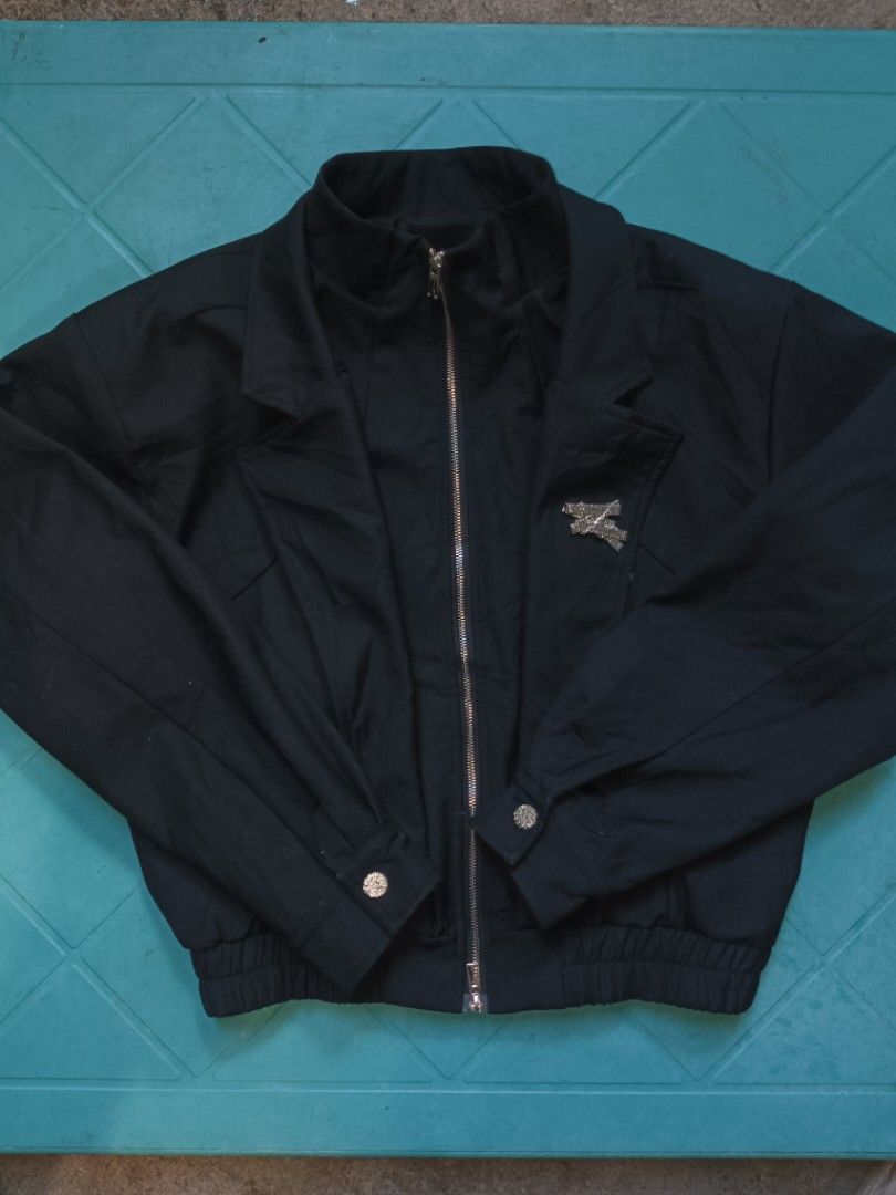 Agriculture Casual Black Jacket (Category: Coats, Jackets and Outerwear) located in Cebu City. Submitted by shatooo (Listing ID 1470743806, Image 1). Description: Brand: Argiculture Size: Medium (crop type) Color: Black • Full zip closure • Shoulder padding for a structured • look • Collared design • Decorative chest logo • Buttoned cuffs • Elasticated hem • Lined interior.