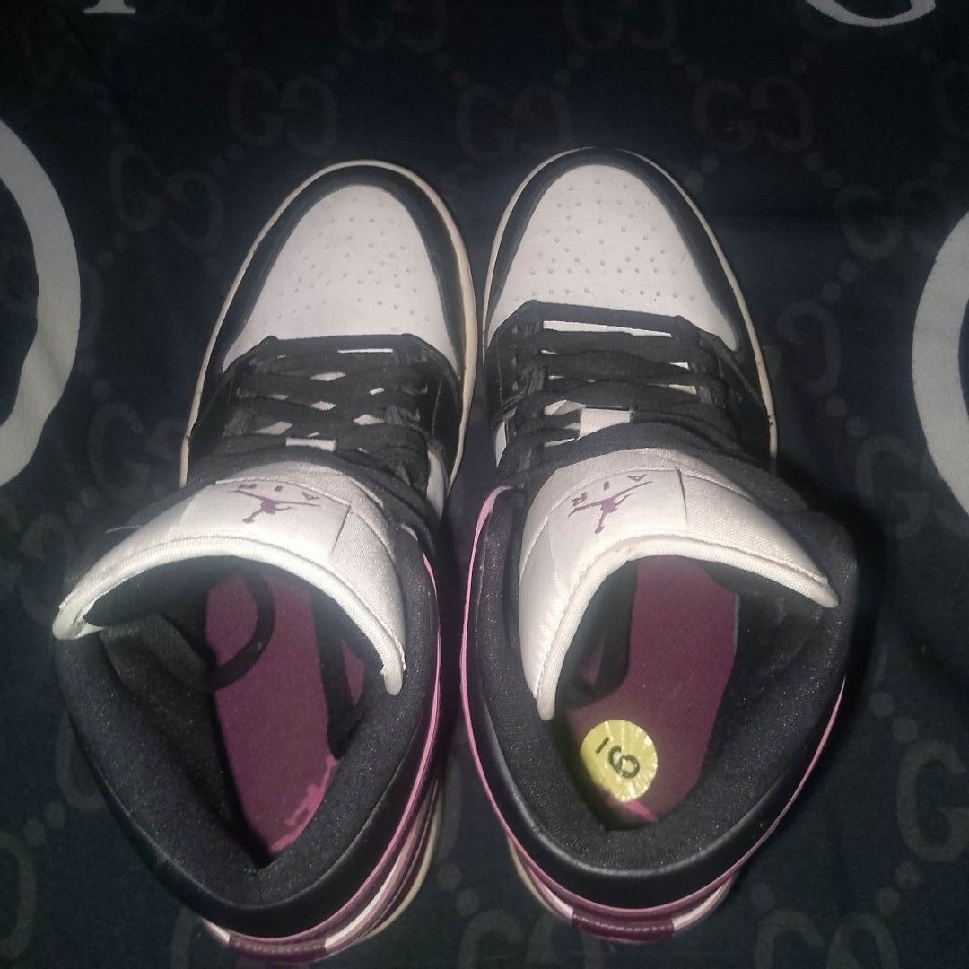 Air Jordan 1 Mid SE "BORDEAUX" (Category: Casual Shoes) located in Baguio. Submitted by lara1998 (Listing ID 1470814269, Image 3). Description: brand-new nastock lang po Hindi pa nagagamit no box galing pong america.