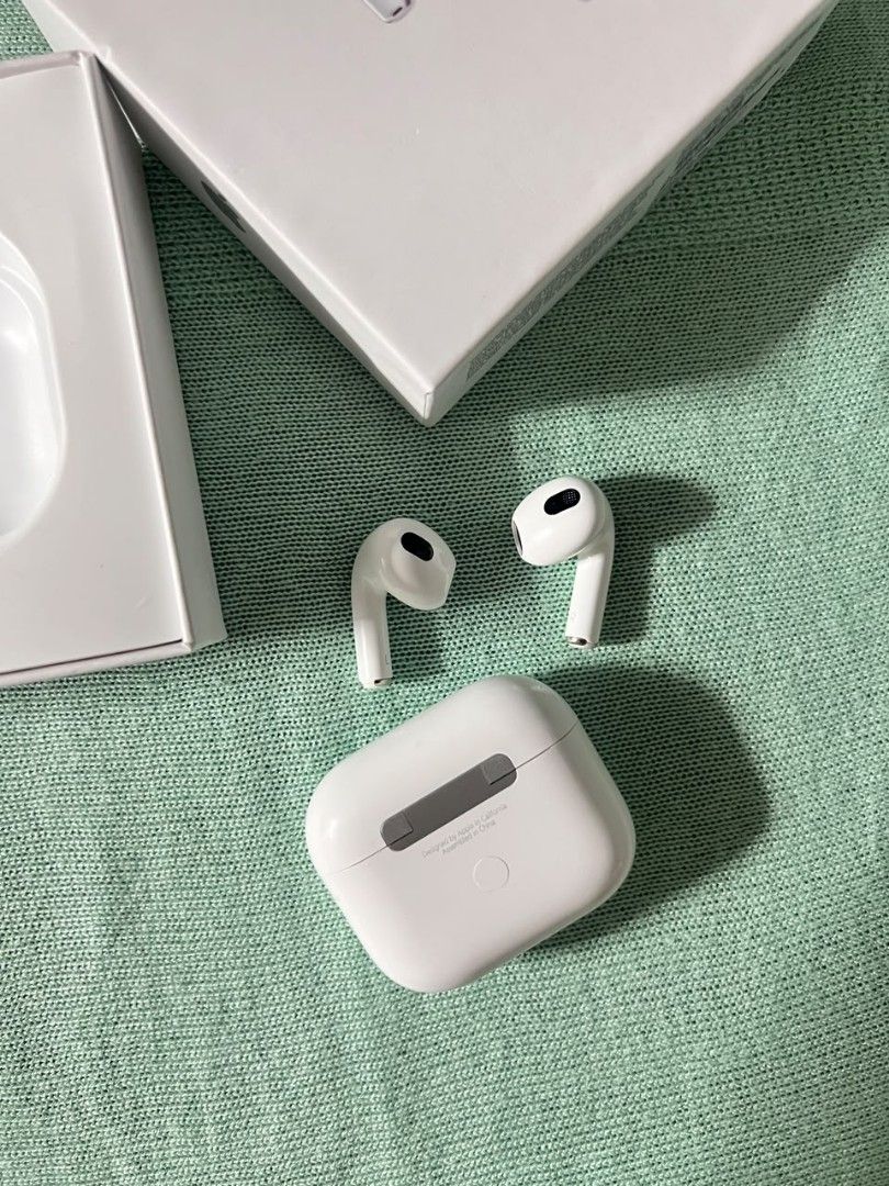 Airpods Gen 3 Slightly used (Category: Earphones) located in Manila. Submitted by macuuudboy11 (Listing ID 1470822086, Image 2). Description: NO ISSUE AND NO DENTS AMOST NEW / NO RECEIPT ALREADY WITH BOX AND CABLE CAN MEET UP / LALAMOVE / J&T.