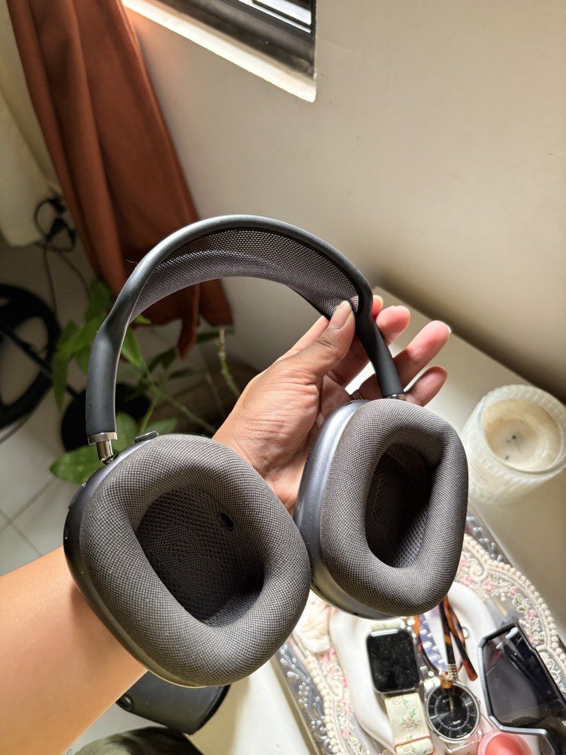 Airpods Max (Category: Headphones & Headsets) located in Manila. Submitted by luckybear.5a2775 (Listing ID 1470931089, Image 2). Description: good condition. tuklap lang po yung pinaka lagayan ng airpods pero good condition pa rfs hndi nagagamit negotioable.