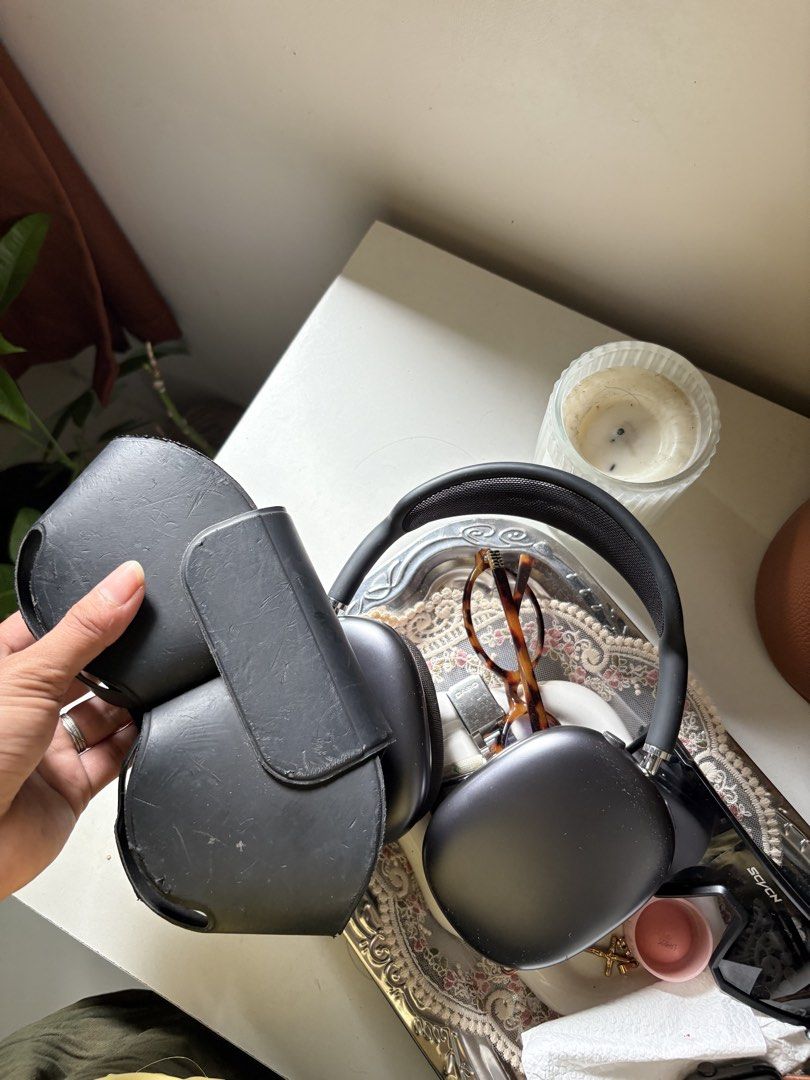Airpods Max (Category: Headphones & Headsets) located in Manila. Submitted by luckybear.5a2775 (Listing ID 1470931089, Image 1). Description: good condition. tuklap lang po yung pinaka lagayan ng airpods pero good condition pa rfs hndi nagagamit negotioable.
