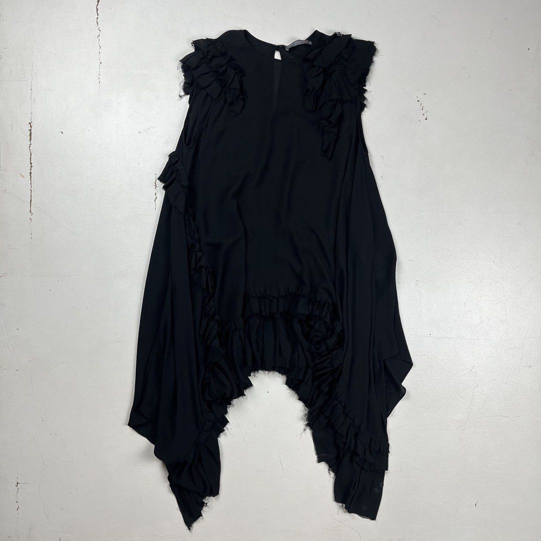 Alexander mcqueen 2017 Ruffled Silk Midi Dress (Category: Luxury Apparel) located in Quezon City. Submitted by forgarments (Listing ID 1470851750, Image 2). Description: Alexander mcqueen 2017 Ruffled Silk Midi Dress Excellent Condition - Discoloration on shoulder Size: 38 Shoulder: 15 Inches Chest width: 20 Inches Length: 27-35 Inches - 100% Silk - Made in Italy.