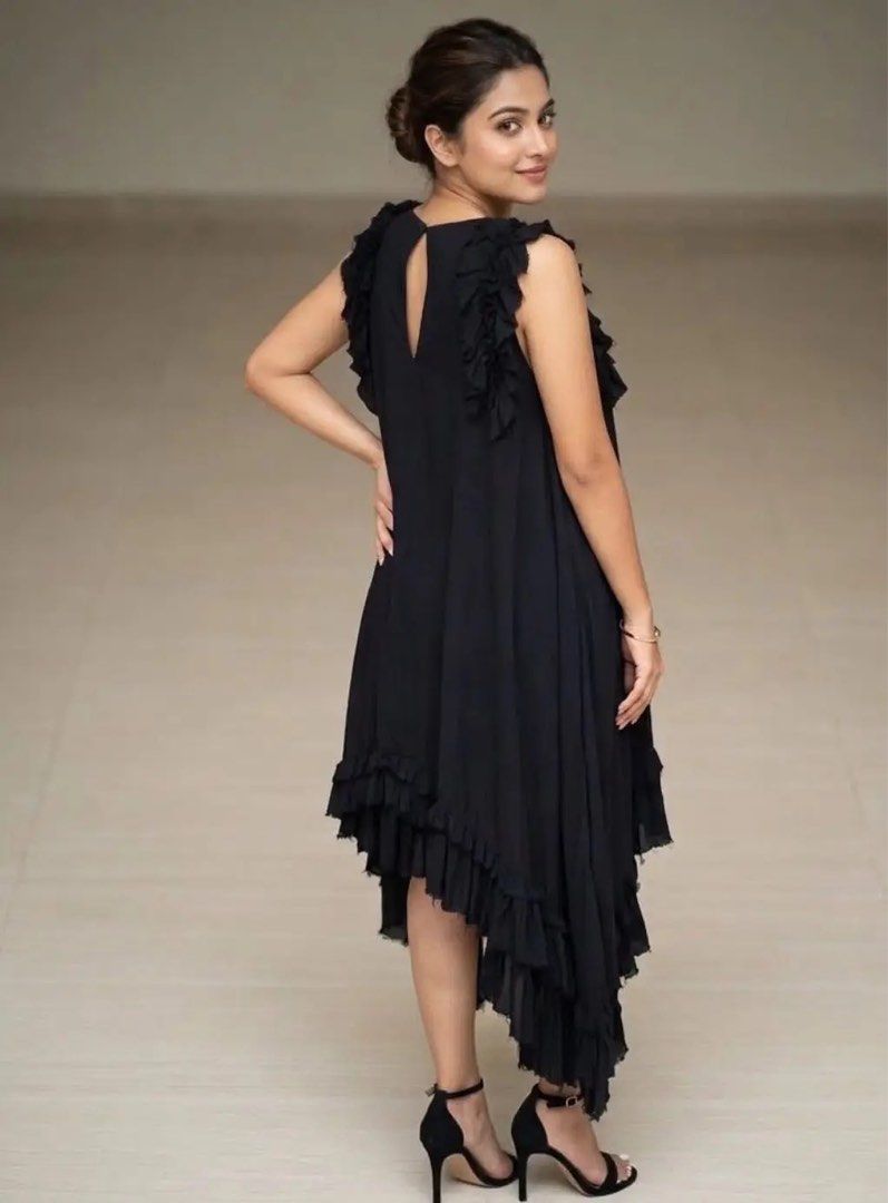 Alexander mcqueen 2017 Ruffled Silk Midi Dress (Category: Luxury Apparel) located in Quezon City. Submitted by forgarments (Listing ID 1470851750, Image 1). Description: Alexander mcqueen 2017 Ruffled Silk Midi Dress Excellent Condition - Discoloration on shoulder Size: 38 Shoulder: 15 Inches Chest width: 20 Inches Length: 27-35 Inches - 100% Silk - Made in Italy.
