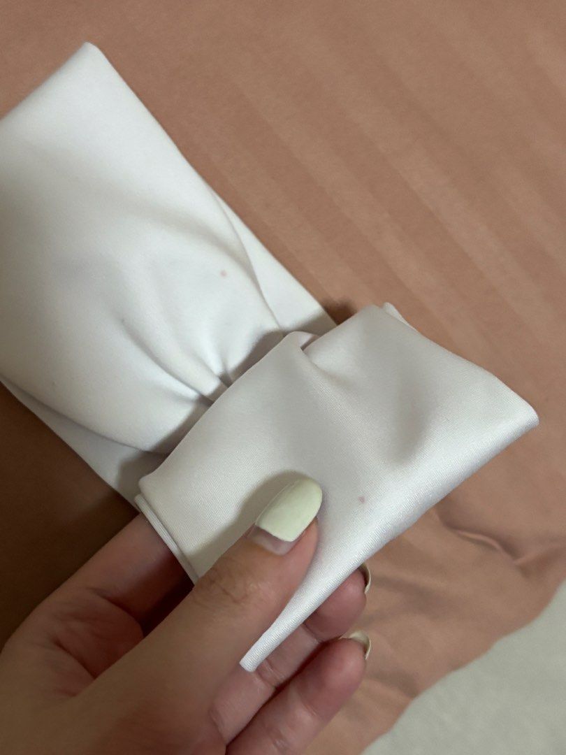 Alo Yoga White Headband (Category: Hair Accessories) located in Quezon City. Submitted by hscherryy (Listing ID 1470865702, Image 3). Description: bought for almost 2500 from LA. has small flaws as seen in photos because headband is white. used twice only.