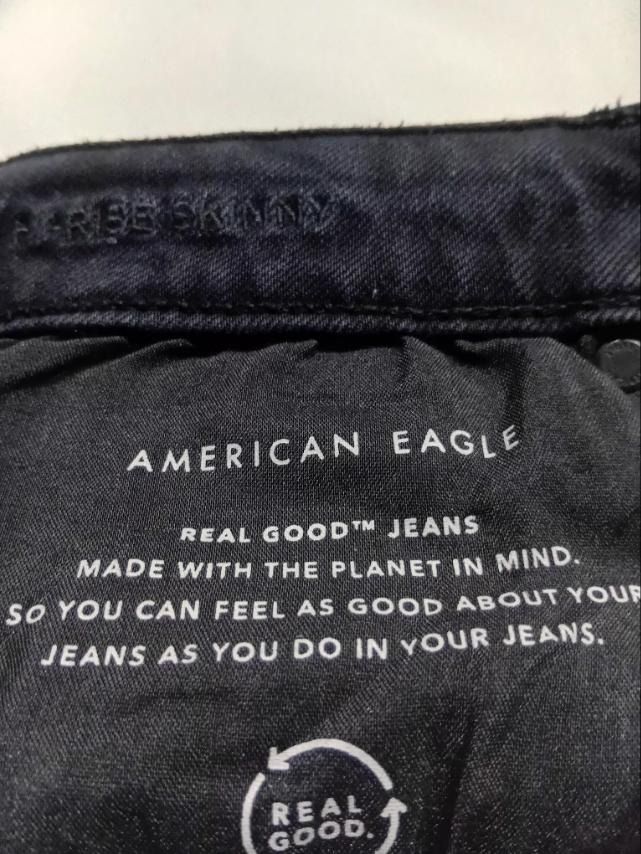 American Eagle Black Skinny Stretch Jeans (Category: Jeans) located in Caloocan City. Submitted by mma_222 (Listing ID 1470842835, Image 3). Description: - Brand: American Eagle - Waist: 31 inches - Length [waist to hem]: - Color/Wash: Dark wash black - Material: Stretch denim for comfort and flexibility - Rise: Mid-rise to high-rise cut .