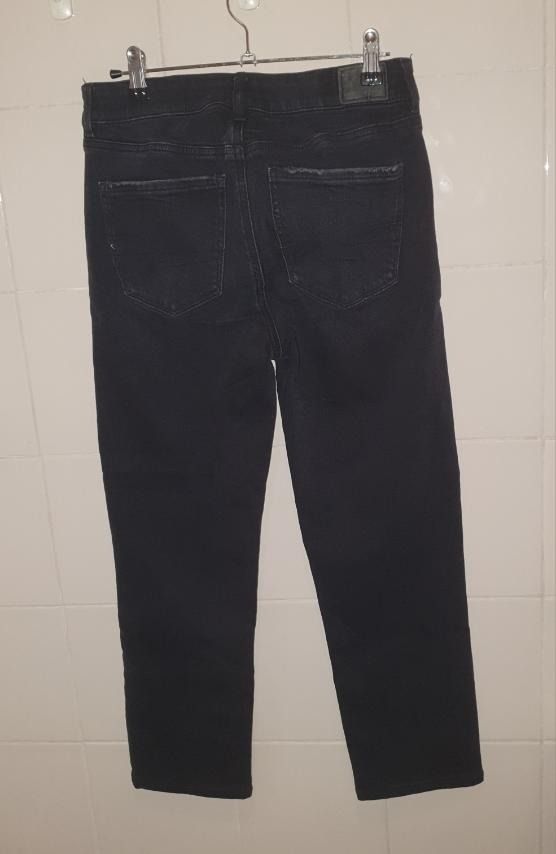 American Eagle Black Skinny Stretch Jeans (Category: Jeans) located in Caloocan City. Submitted by mma_222 (Listing ID 1470842835, Image 2). Description: - Brand: American Eagle - Waist: 31 inches - Length [waist to hem]: - Color/Wash: Dark wash black - Material: Stretch denim for comfort and flexibility - Rise: Mid-rise to high-rise cut .