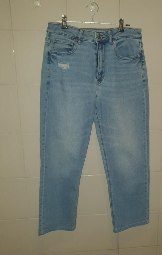 American Eagle Stretch Mom Jean (Category: Jeans) located in Caloocan City. Submitted by mma_222 (Listing ID 1470845525, Image 1). Description: - Brand: American Eagle (Real Good line) - Classic mom jean, high-waisted fit - Waist: 31 inches - Length [waist to hem]: 34 inches - Wash: Light wash denim with comfortable stretch - Details: Intentional distressing on the front and back pocket, standard belt loops, and leather brand patch on the back wa