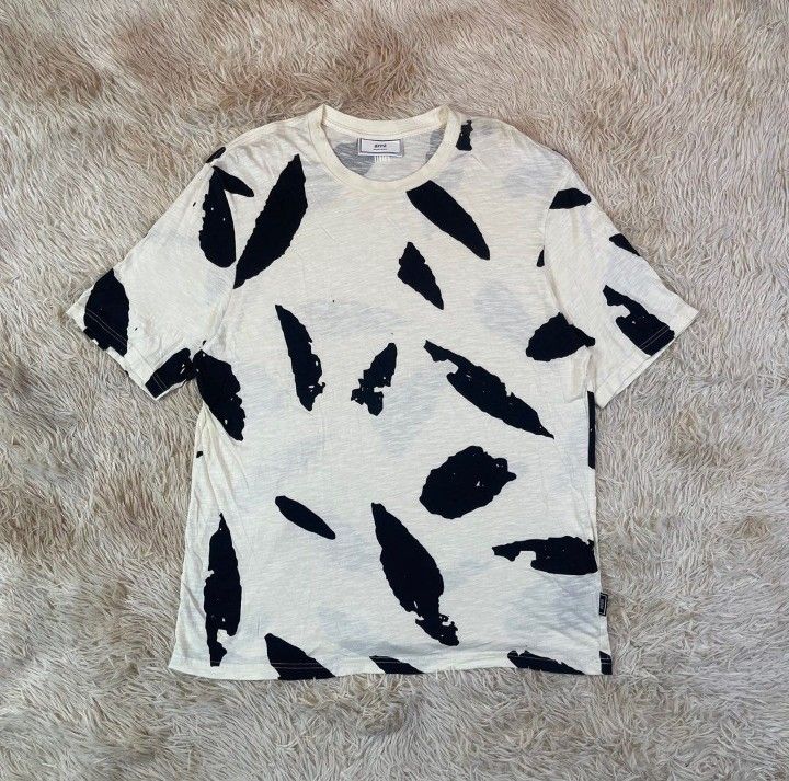 AMI Paris Men's White Black Feather Printed Crew Graphic Tee (Category: Luxury Apparel) located in Dasmarinas. Submitted by classic.threads (Listing ID 1470867137, Image 2). Description: AMI Paris Men's White Black Feather Printed Crew Graphic Tee Details: -Good Condition -8/10 Overall Usage - White, Black/ Cotton, Viscose /Stretchy ΑΞ Size: *Flat Measurements: -Width: 21 inches -Sleeve Length: 16 inches - Length: 27.5 inches 2499php Free Shippin