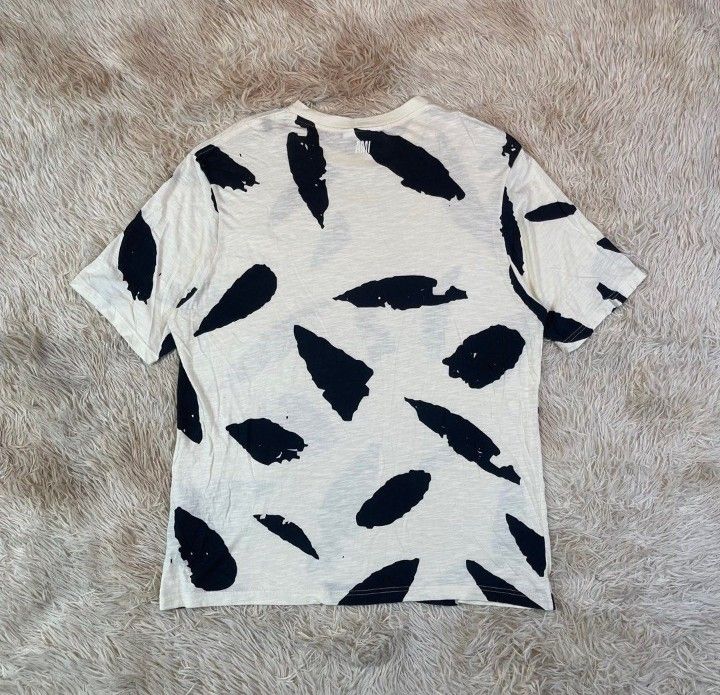 AMI Paris Men's White Black Feather Printed Crew Graphic Tee (Category: Luxury Apparel) located in Dasmarinas. Submitted by classic.threads (Listing ID 1470867137, Image 3). Description: AMI Paris Men's White Black Feather Printed Crew Graphic Tee Details: -Good Condition -8/10 Overall Usage - White, Black/ Cotton, Viscose /Stretchy ΑΞ Size: *Flat Measurements: -Width: 21 inches -Sleeve Length: 16 inches - Length: 27.5 inches 2499php Free Shippin